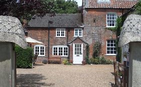 Stunning 3 Bedroom 3 Bath Self Catering Cottage Nr Stonehenge, Longleat, Avebury And Bath - Great Local Village Pub